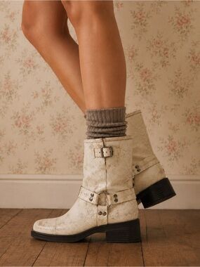 Steve Madden Distressed Leather Ankle harness Boots size 8.5